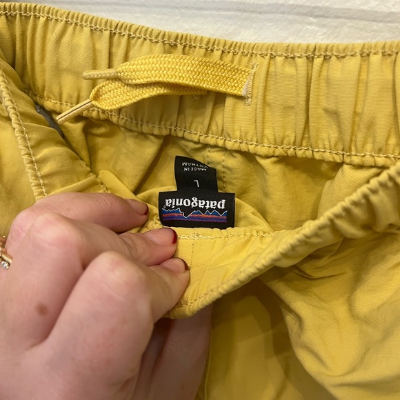 Patagonia barely baggies shorts in mustard yellow - Picture 5 of 6